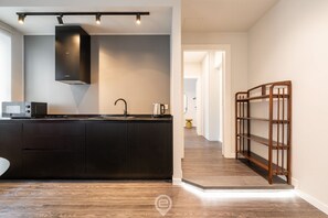 電子レンジ、コンロ、食器洗い機、コーヒー / ティーメーカー