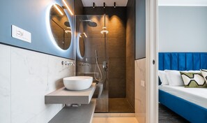 Bruser, hårtørrer, bidet, håndklæder