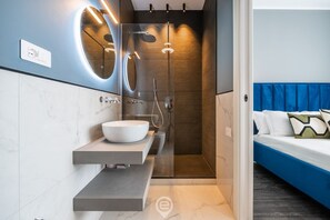 Dusche, Haartrockner, Bidet, Handtücher