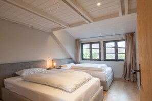 4 bedrooms, iron/ironing board, free WiFi