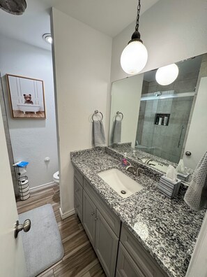 Dusj, hårføner, håndklær og såpe