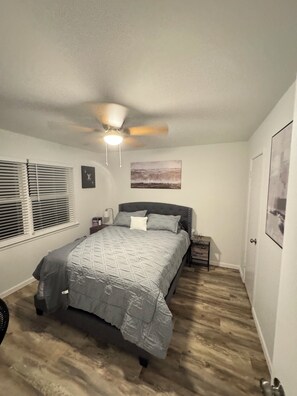 2 bedrooms, iron/ironing board, WiFi, bed sheets - Charming 2-bedroom house with WiFi and AC in lovely Haltom City (Haltom City)