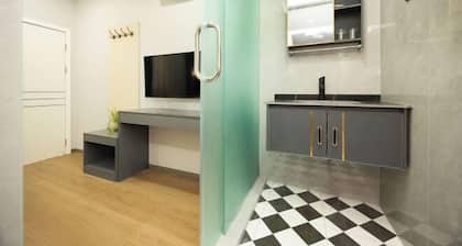 Yinlilai Business Hotel (Tianquan Hospital of Traditional Chinese Medicine Branch)