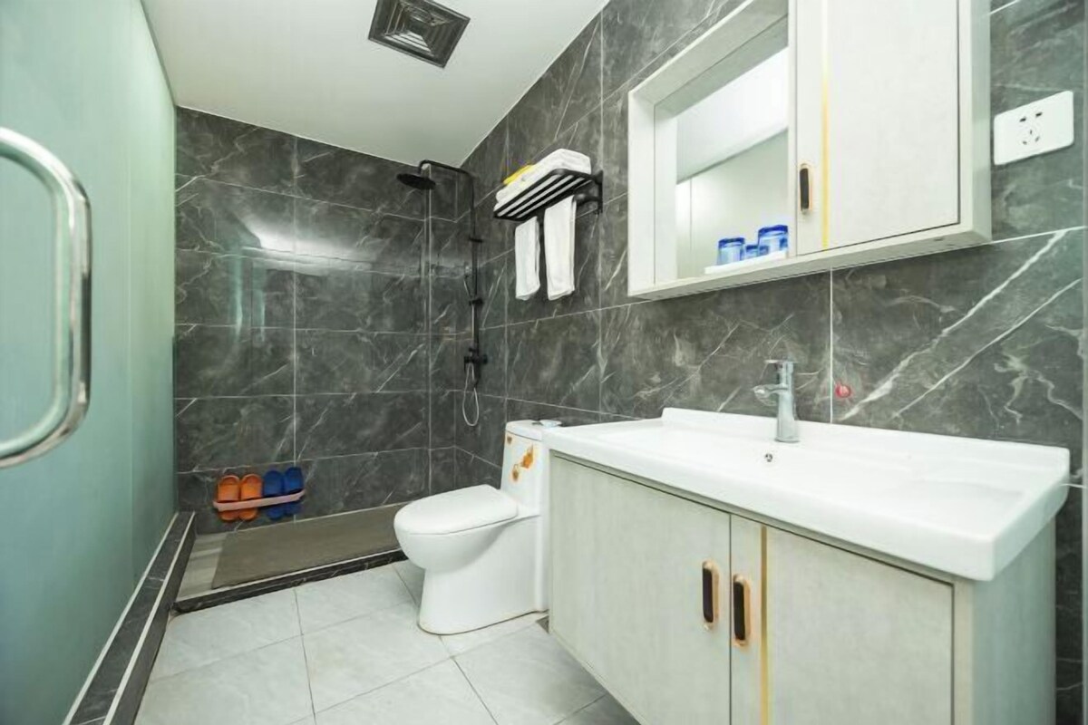 Un baño con ducha, inodoro y lavamanos.