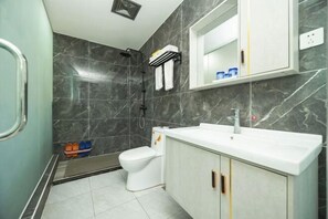 Un baño con ducha, inodoro y lavamanos.