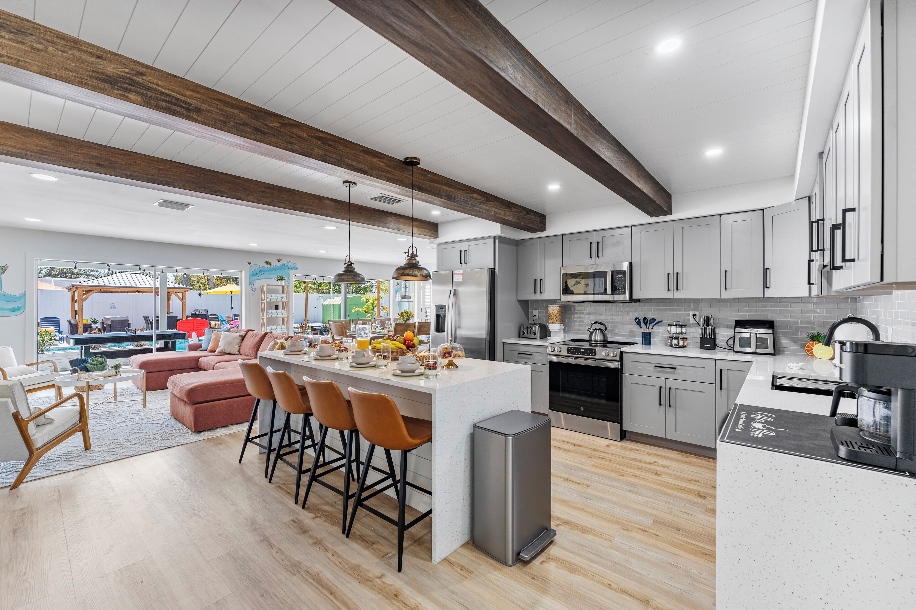 Kühlschrank, Mikrowelle, Ofen, Geschirrspüler