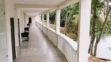 Habitación clásica, vista al río | Área de sala de estar