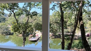 A covered balcony with a view of a pond and trees. - DEL RIO HOTEL (Axtla de Terrazas)