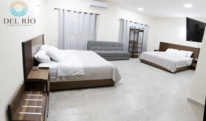 Familienzimmer, Flussblick | Schreibtisch, laptopgeeigneter Arbeitsplatz, kostenloses WLAN