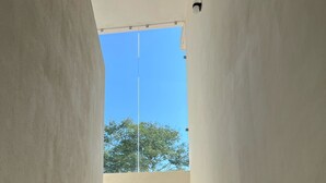 A staircase leading to a balcony with a clear view of trees. - DEL RIO HOTEL (Axtla de Terrazas)
