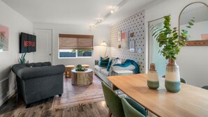 Living area - The Happy Hideaway (Seattle)