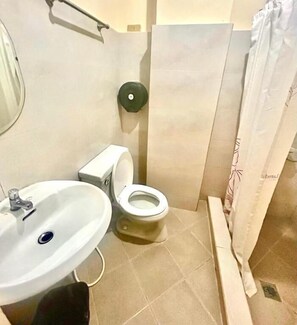 Een douche, handdoeken, zeep, shampoo