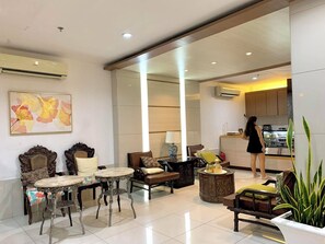 Coin salon dans le hall