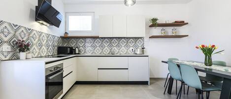 Kylskåp, mikrovågsugn, ugn och spishäll