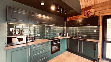 Microwave, oven, dishwasher, coffee/tea maker