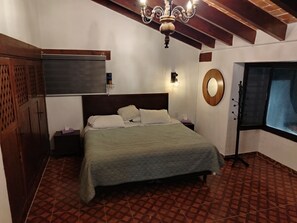 3 habitaciones, tabla de planchar con plancha, wifi y ropa de cama 