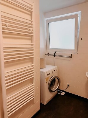 Haartrockner, Handtücher, Seife, Toilettenpapier