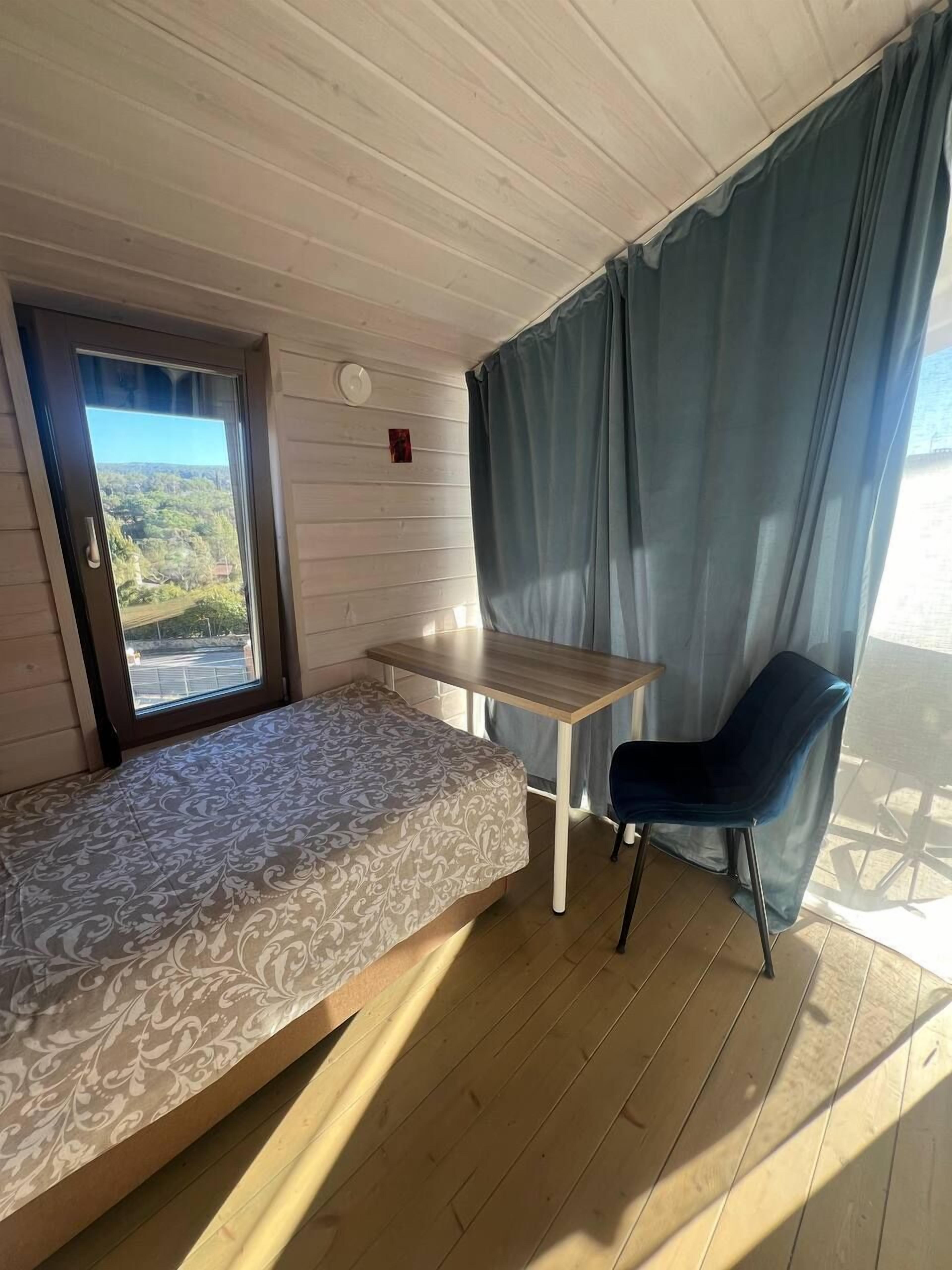 2 slaapkamers, een bureau, verduisterende gordijnen
