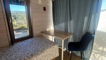 2 slaapkamers, een bureau, verduisterende gordijnen