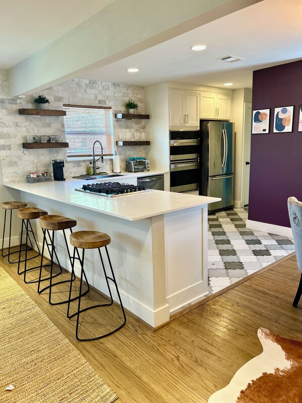 Frigorífico, microondas, horno y placa de cocina