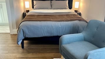 3 間睡房、書桌、熨斗/熨衫板、可攜式嬰兒床