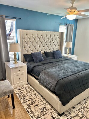 3 dormitorios, escritorio, tabla de planchar con plancha y cuna de viaje