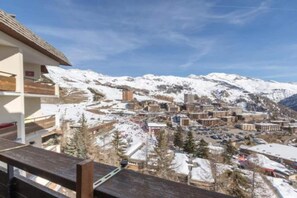 A snow-covered mountain town with buildings and a ski resort. - Charming Chalet in Bourella (Orcières)