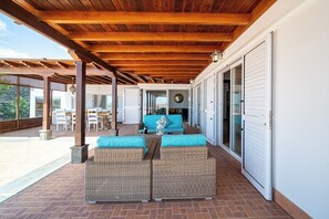 Terrace/patio - Amazing 3 Bedroom Villa with Large Pool, Hot Tub, Games Room & Air Con (Playa Blanca)