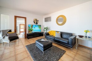 Smart TV, mesa de pingue-pongue