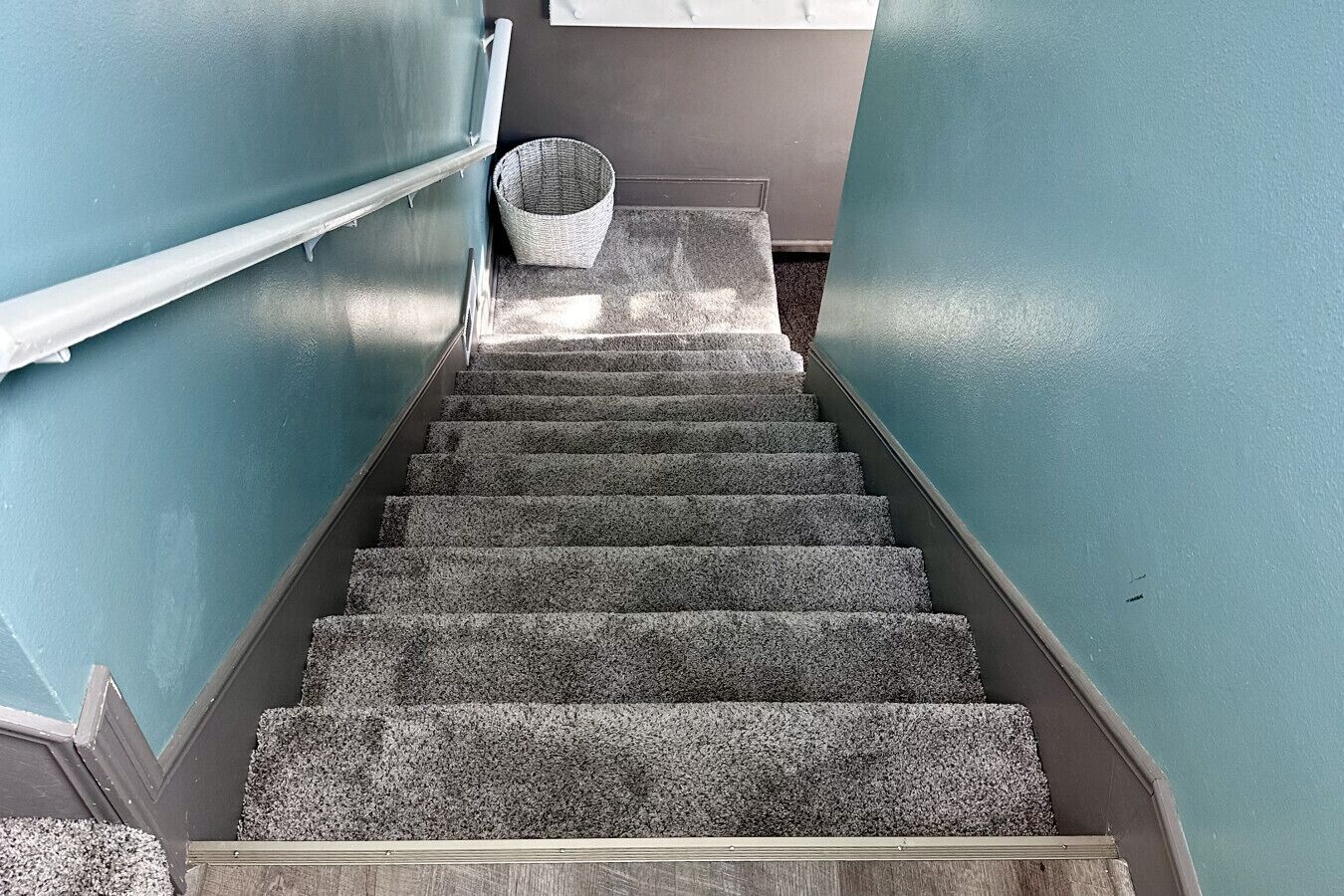 Una escalera con peldaños alfombrados que conduce a una zona de descanso.