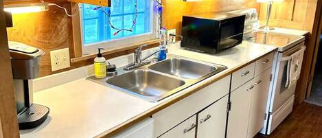 ثلاجة، ميكروويف، فرن، موقد طهي مسطح