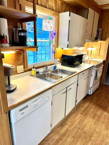 Auke Ridge Retreat - a short walk to the harbor!