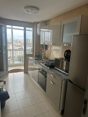 Fridge, microwave, oven, stovetop - Elegant 3 bedroom in Dakar Plateau - Comfort & Urban View (Dakar)