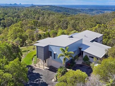 Yoor Ocean View a luxury villa with spectacular views over Glass House Mountains