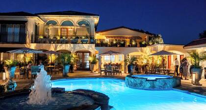 4 Villas that have 22 rooms that can accommodate up to around 50 guests!