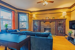 Smart TV, video games, foosball, stereo - Historic 3BR Retreat Near Univ of Chicago (Chicago)