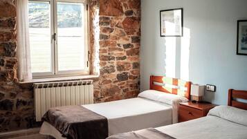 9 slaapkamers, een bureau, reisbedje, gratis wifi