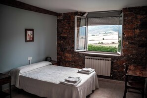 9 bedrooms, desk, travel crib, free WiFi - Large house with swimming pool and barbecue in the mountains, dogs allowed. (Alda)