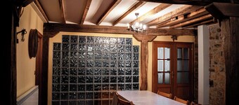 Large house with swimming pool and barbecue in the mountains, dogs allowed.