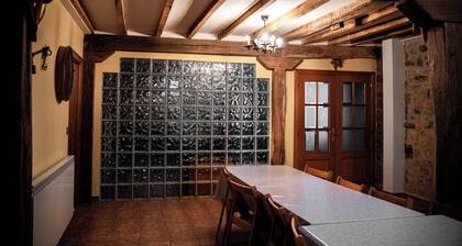 Large house with swimming pool and barbecue in the mountains, dogs allowed.