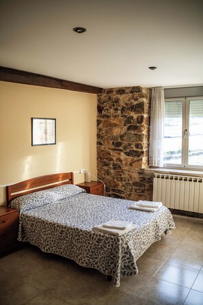 9 bedrooms, desk, travel cot, free WiFi