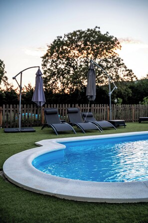 Outdoor pool - Large house with swimming pool and barbecue in the mountains, dogs allowed. (Alda)