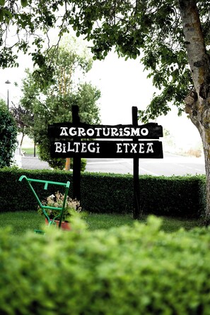 Property grounds - Large house with swimming pool and barbecue in the mountains, dogs allowed. (Alda)