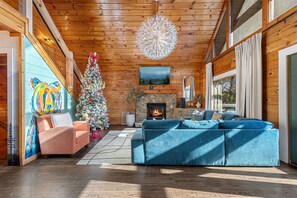 Interior - ~sleep22~arcade-golf-comm.pool-bunks-1.7mi to pkwy (Sevierville)