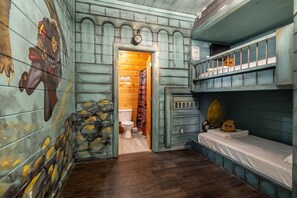 7 slaapkamers, een bureau, een strijkplank/strijkijzer, reisbedje
