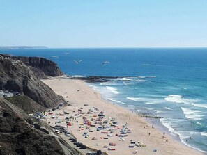 Plage, chaises longues, serviettes de plage