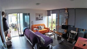 Living area - Container House on the seafront (Atalaia)