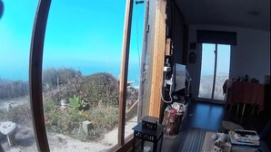Une pièce dotée d’une grande fenêtre donnant sur un paysage naturel.