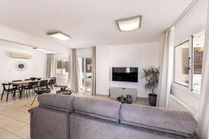 Smart-TV, Videospiele, Tischfußball, Tischtennisplatte