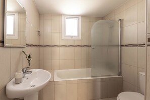 Haartrockner, Handtücher, Seife, Shampoo